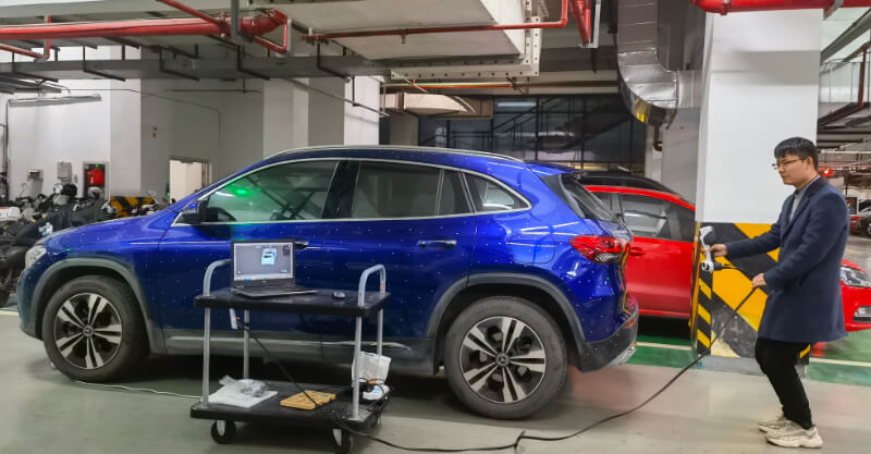 3D scanning a vehicle with iReal 2E