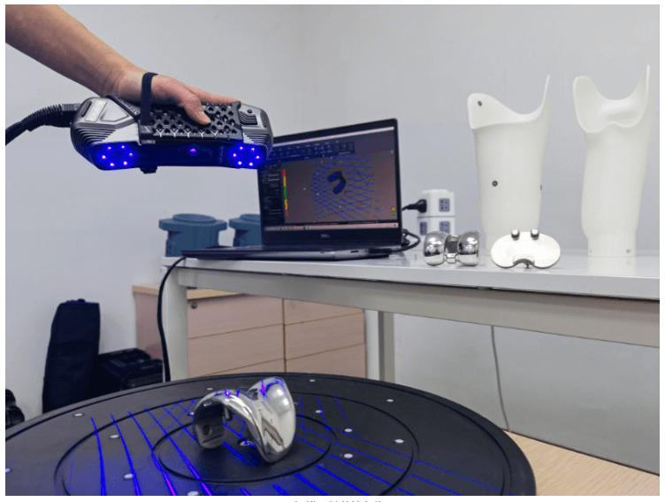 3D scan a knee prothesis implant-1